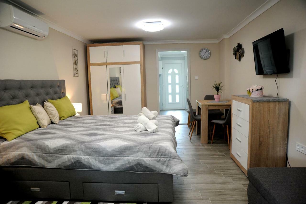 Judit Apartman Dombovar-Gunaras Buitenkant foto